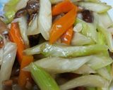 雙菇芹菜的食譜步驟1照片