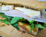 Foto del paso 3 de la receta: Bocadillo de fiambre de pollo con rúcula y queso trufado
