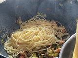 Espaguetis con puerro y langostinos