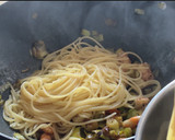 Foto del paso 3 de la receta: Espaguetis con puerro y langostinos