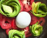 Foto del paso 3 de la receta: Ensalada de Burrata con ciruelas y aguacate 🥑