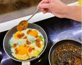 Hình bước làm 3 của món Trứng ốp la sốt kiểu này đưa cơm lắm ạ 😋🐽