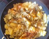 Foto del paso 4 de la receta: Patatas con borrajas rehogadas con ajo y pimentón: Guarnición ideal de carnes/pescado