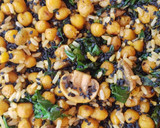 Foto del paso 3 de la receta: Garbanzos y arroz salteados con champiñones y espinacas