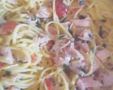 Foto del passaggio 6 della ricetta Tagliolini al salmone con pomodorini