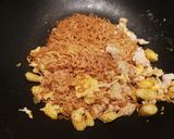 รูปขั้นตอนการทำที่ 5 ของ มาม่าต้มยำอกไก่สับผัดแห้ง