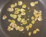Foto del paso 3 de la receta Espaguetis con bacalao y gambas al pilpil (con poco aceite)