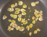 Foto del paso 3 de la receta: Espaguetis con bacalao y gambas al pilpil (con poco aceite)