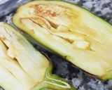 صورة لخطوة 2 من وصفة باذنجان مشوي في الفرن 🍆
