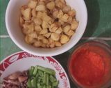 Foto langkah ke 1 dari resep Sambal Goreng Kentang Buncis dan Cumi Asin.