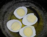 A picture of step 2 of Egg matar masala.
