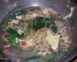 Foto langkah ke 5 dari resep Mie Instan Bakso Sawi Telur.