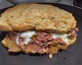 Foto del paso 7 de la receta: Sándwich🥙de carne🥩bbq🍯, cebolla🧅, pimiento🫑y queso🧀