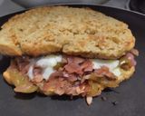 Foto del paso 7 de la receta: Sándwich🥙de carne🥩bbq🍯, cebolla🧅, pimiento🫑y queso🧀