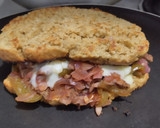 Foto del paso 7 de la receta: Sándwich🥙de carne🥩bbq🍯, cebolla🧅, pimiento🫑y queso🧀