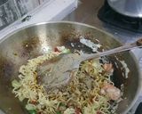 Foto langkah ke 13 dari resep Mie Goreng Udang Pedas.