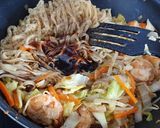 Foto langkah ke 6 dari resep Mie Goreng Udang Sayur.