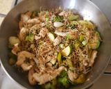 Foto del paso 3 de la receta: Salteado de pollo con germinados de lenteja