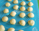 Foto langkah ke 4 dari resep Roti keset susu....lembut halus enaaak banget.