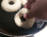 Foto langkah ke 16 dari resep Donat Simpel Tanpa Telur, Tanpa Susu, Takaran Sendok.