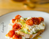 Foto del paso 4 de la receta: Tostada de cherrys con burrata y mantequilla de aguacate 🍞 🍅 🥑