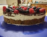 Foto del passaggio 7 della ricetta Cheesecake (fredda) al cioccolato e frutti di bosco