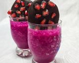 Gambar langkah 3 resipi Dragonfruit Smoothie with Chocolate Pomegranate Bites.