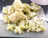 Foto del paso 1 de la receta: Buñuelos de coliflor y zanahorias sin gluten al horno