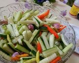 Foto langkah ke 2 dari resep Acar Timun Lalapan.