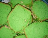 Foto langkah ke 6 dari resep Bolu pandan panggang.