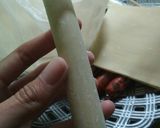Foto langkah ke 3 dari resep Sate Sosis Goreng Kulit Pangsit 🍡.