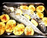 Foto del paso 4 de la receta: Merlucita con patatas al horno