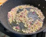Une image de l'étape 9 de Courgettes et tomates, oignon rouge au bouillon de gambas.