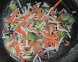 Une image de l'étape 4 de Duo de saumon et crevettes petits légumes et son riz.