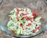 Foto del paso 2 de la receta: Ensalada de alubias y salmón