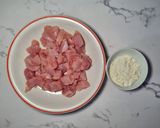 Foto del passaggio 2 della ricetta Pepite di Tacchino, Piselli e Agrumi
