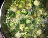 Tejszínes brokkolikrémleves recept fázis 4 fotója