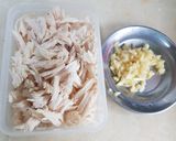 รูปขั้นตอนการทำที่ 1 ของ อกไก่ฉีกผัดกระเทียม