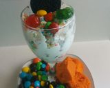 A picture of step 3 of Oreo ice cream with cake pre-cuts..