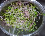 Hình bước làm 4 của món Salad Rau Mầm Trộn Thịt Bò Áp Chảo