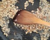 Foto del paso 3 de la receta: Rodaballo en Salsa de Martini Rosso con Piñones y Pasas