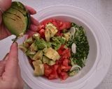 Foto del paso 2 de la receta: Ensalada de tomates con cebollín y palta