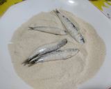 Foto del paso 2 de la receta: Xoubas (sardinillas) fritas en harina de maíz