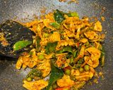 รูปขั้นตอนการทำที่ 4 ของ ผัดเผ็ดไก่ใส่กระวาน