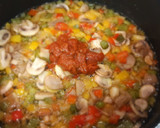 Foto del paso 5 de la receta: Dados de solomillo de cerdo con pimientos tricolor y hongos