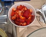 Une image de l'étape 1 de Charlotte aux fraises et framboise.