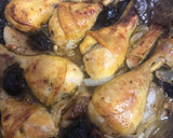 Foto del paso 4 de la receta: Pollo al horno con ciruelas y piñones