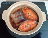 Hình bước làm 3 của món Cá hồi kho hành ớt