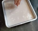 A picture of step 4 of Woon Mamuang (Mango Coconut jelly cubes).