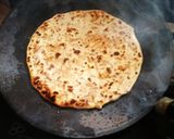 A picture of step 4 of Onion paratha.